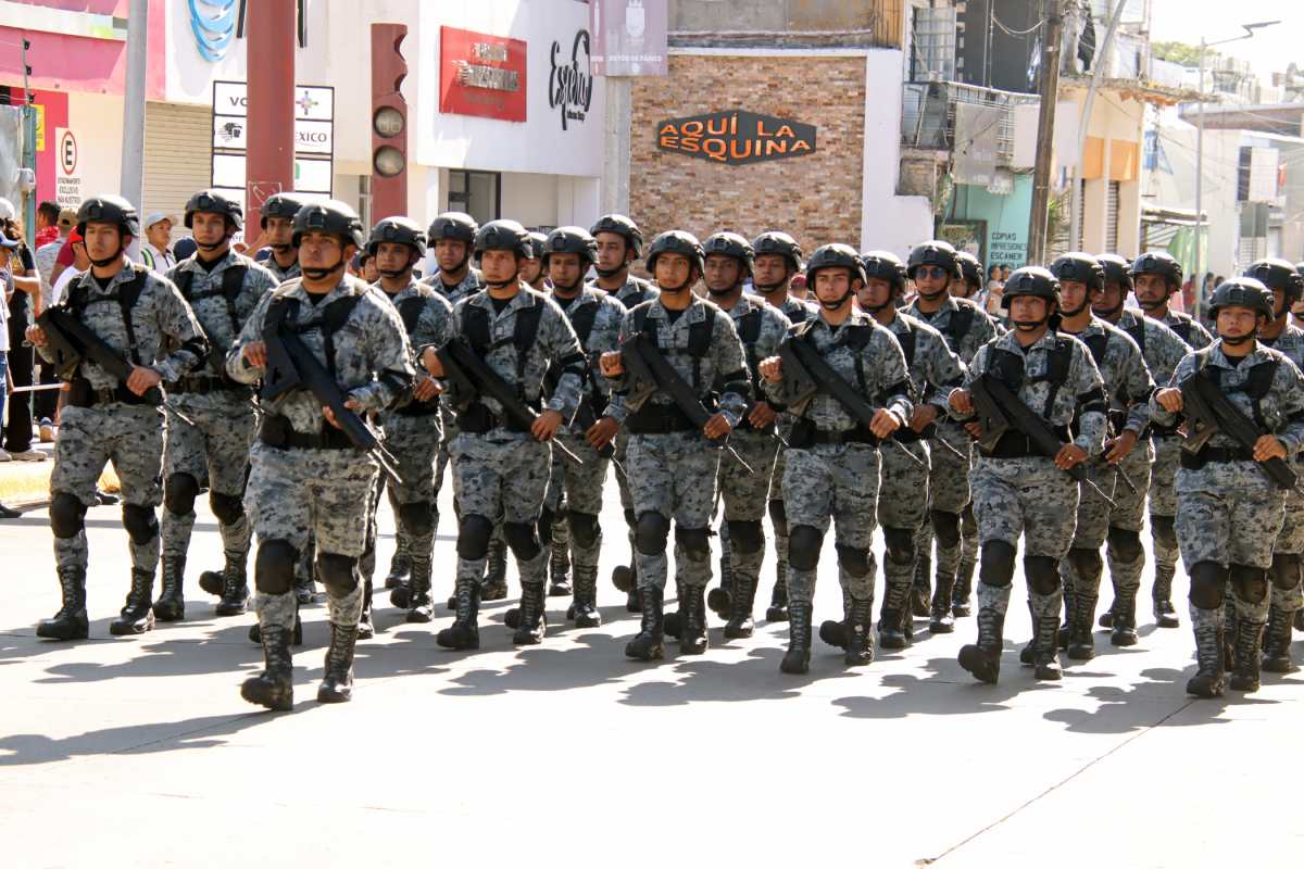 MEX3091. TAPACHULA (MÉXICO), 21/01/2026.- Personal de la Guardia Nacional realiza labores de vigilancia este martes, en Tapachula (México). En la frontera de México con Guatemala, ciudadanos, empresarios y activistas reconocieron este miércoles un clima de inquietud y preocupación en la zona, tras el estado de sitio de 30 días decretado por el gobierno de Guatemala para combatir a las pandillas y un posible riesgo de que los delincuentes puedan cruzar a México. EFE/ Juan Manuel Blanco