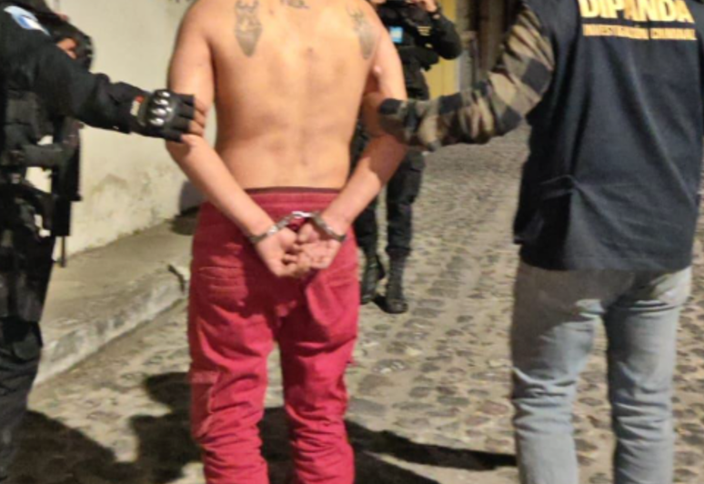 Turba captura a presunto asaltante en Antigua Guatemala y quema moto en la que se desplazaba