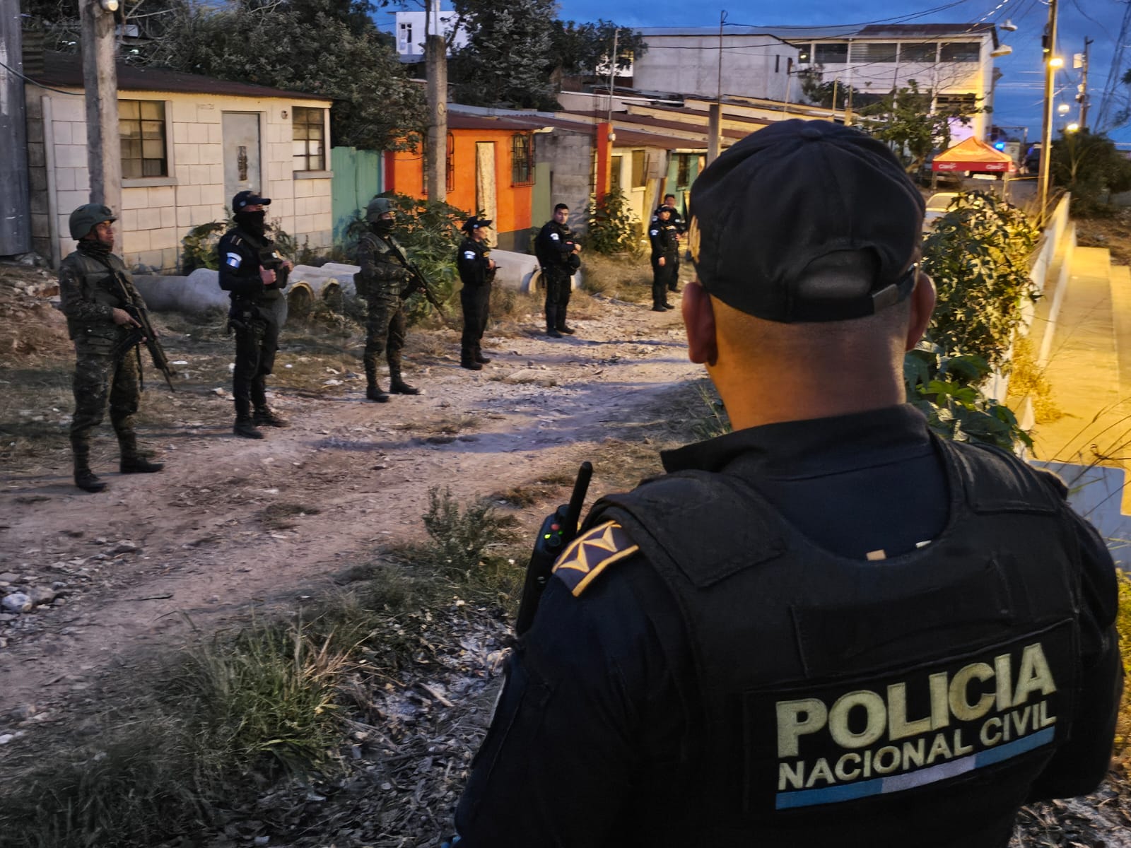 Agentes de la PNC efectúan operativos durante el estado de sitio en Guatemala, a causa de los ataques armados que dejaron 10 uniformados muertos. (Foto Prensa Libre: PNC)