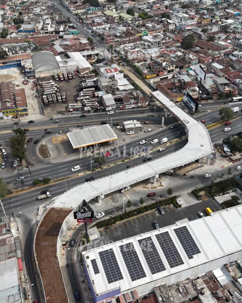 Vista aérea del paso a desnivel de la calzada Roosevelt casi finalizado, que conecta la zona 7 con la zona 11 de la ciudad de Guatemala.