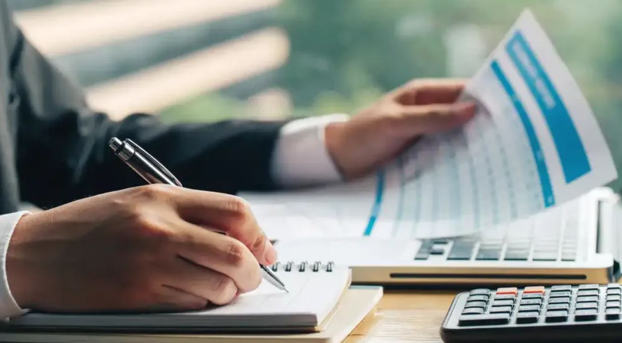 Salario mínimo y prestaciones persona haciendo cuentas Foto HPL