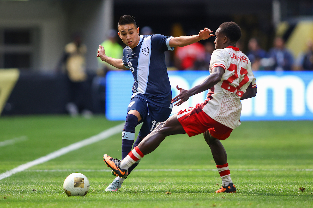 Óscar Santis de Guatemala compite por el balón con Richie Laryea de Canadá. (Foto Prensa Libre: Straffonimages/Fabián Meza)
