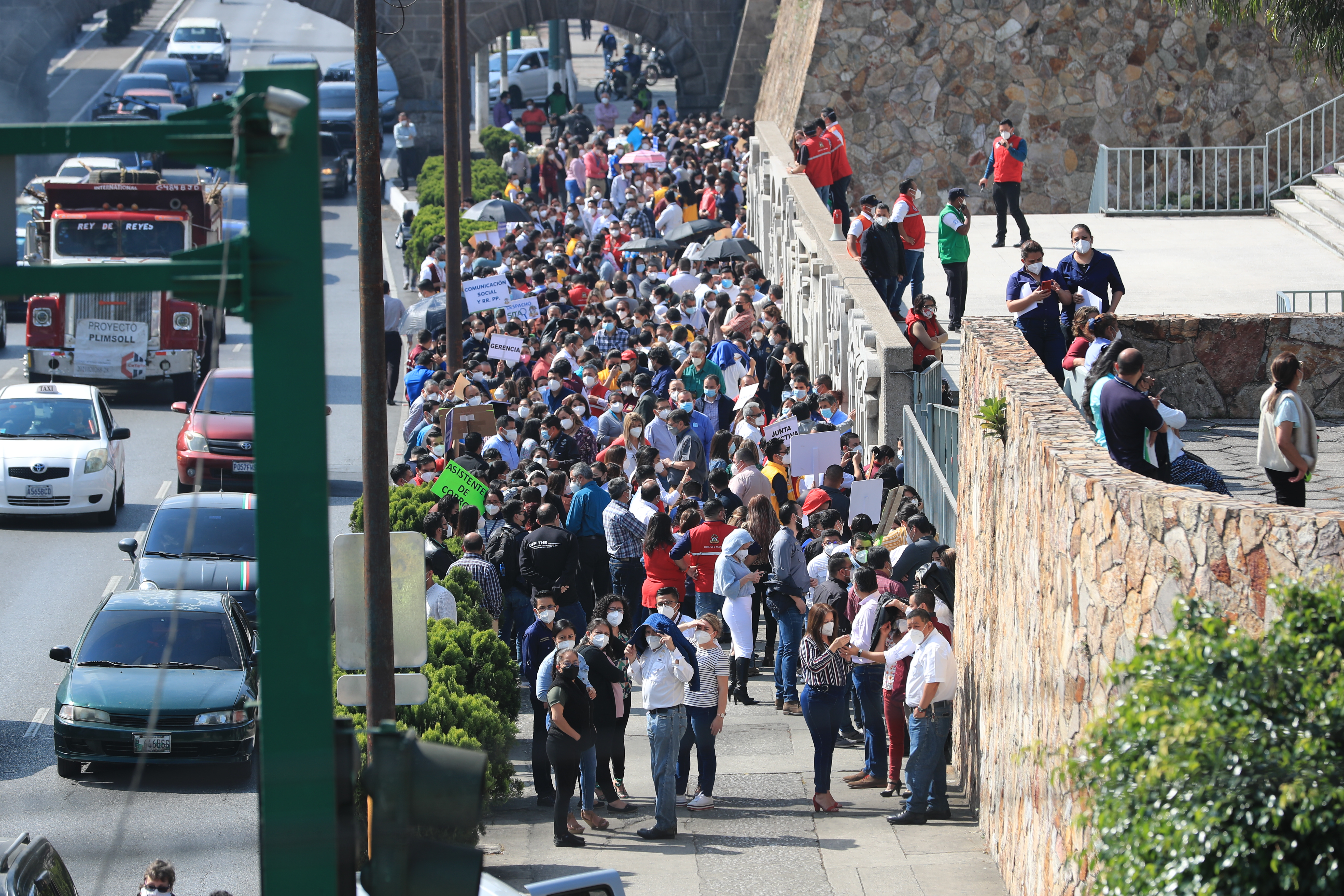 Simulacro regional de terremoto en el Centro Cívico con evacuación de personal del IGSS