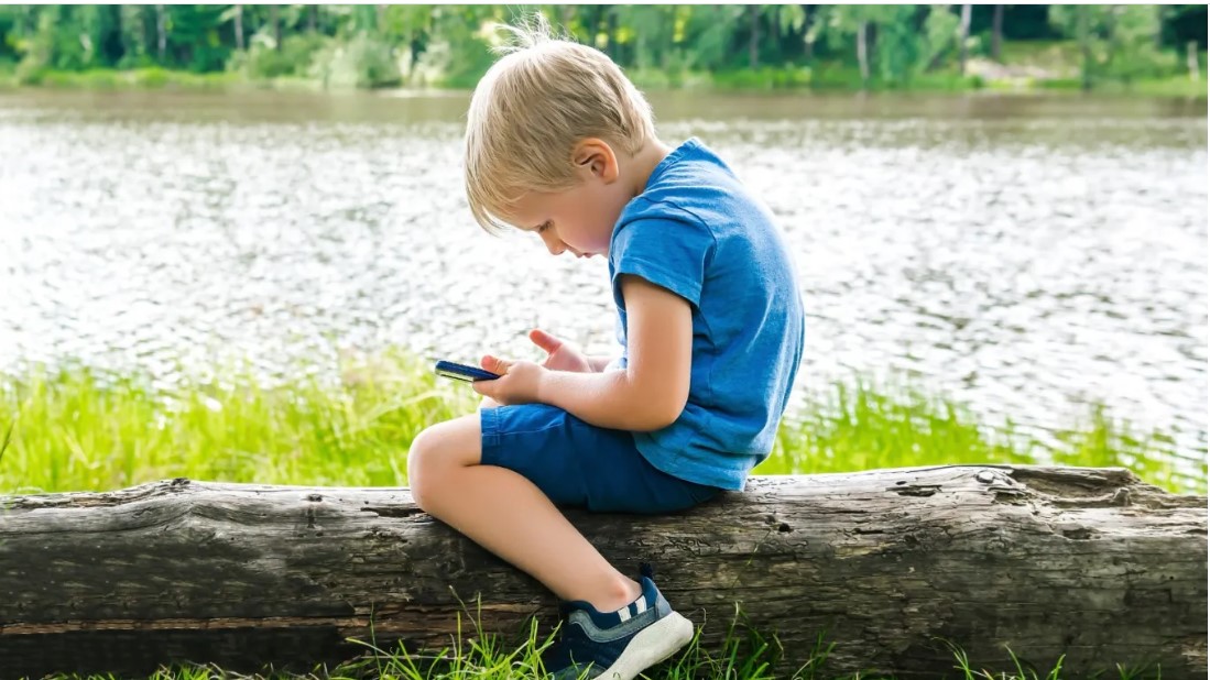 Niño con teléfono