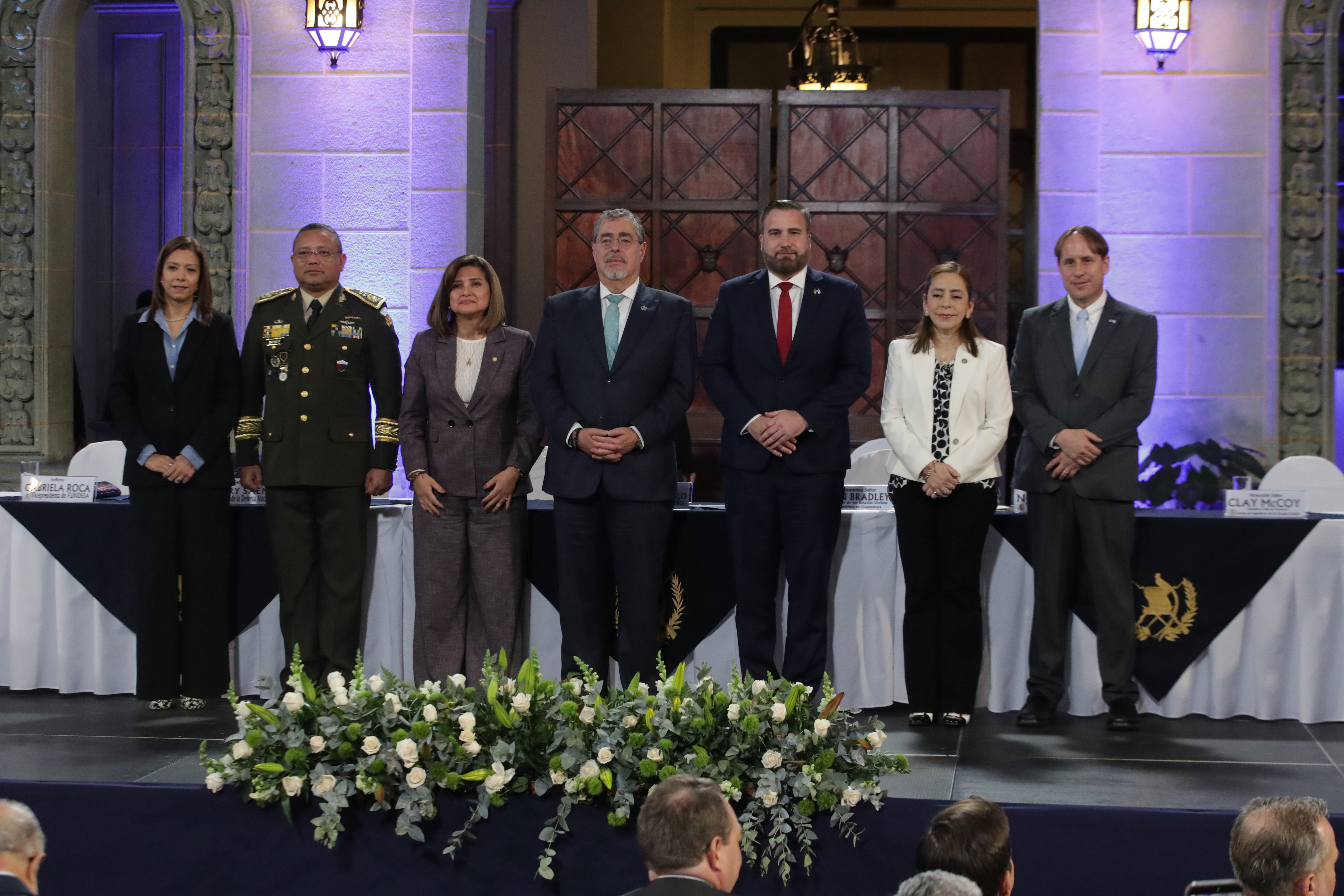 Presidente Bernardo Arévalo y funcionarios, acompañado de Tobin Bradley —derecha—, embajador de los EE. UU. en Guatemala, y Clay McCoy, del Usace —último a la derecha—. (Foto Prensa Libre:María Reneé Barrientos Gaytán)