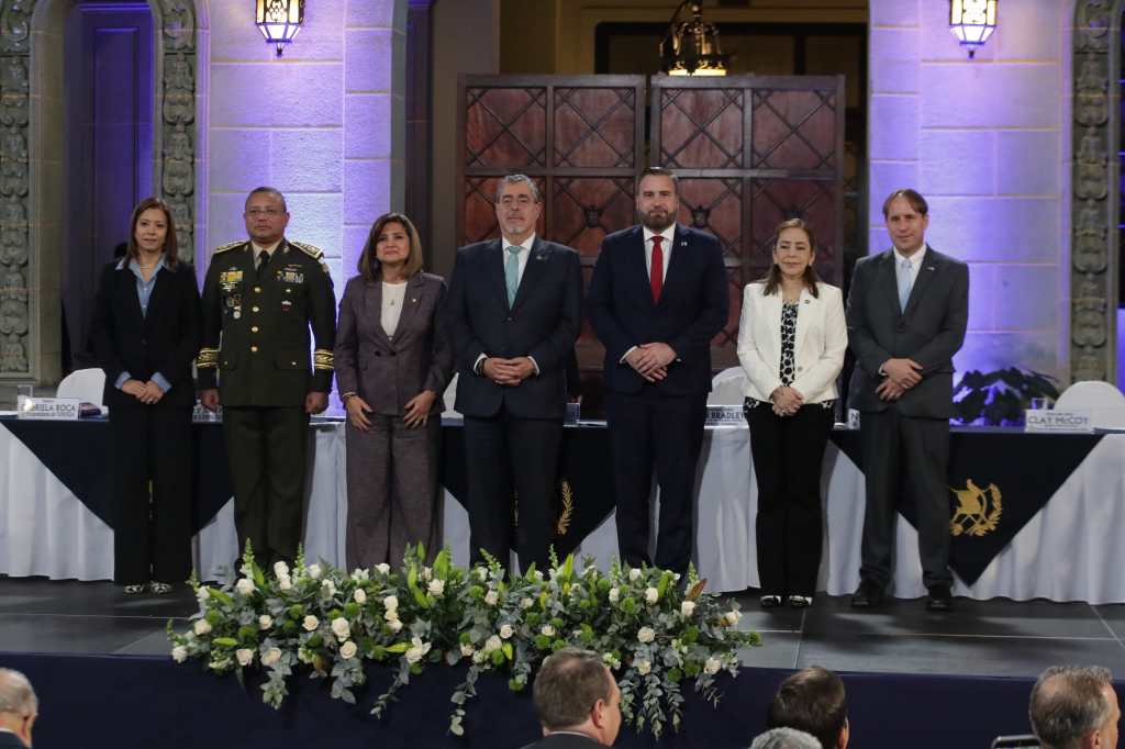 Presidente Bernardo Arévalo y funcionarios, acompañado de Tobin Bradley —derecha—, embajador de los EE. UU. en Guatemala, y Clay McCoy, del Usace —último a la derecha—. (Foto Prensa Libre:María Reneé Barrientos Gaytán)
