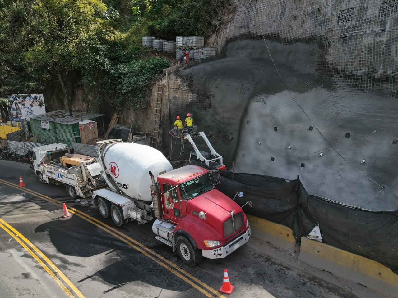 Trabajos de refuerzo de talud en uno de los puntos críticos de la ruta a Boca del Monte, Villa Canales, para prevenir derrumbes.