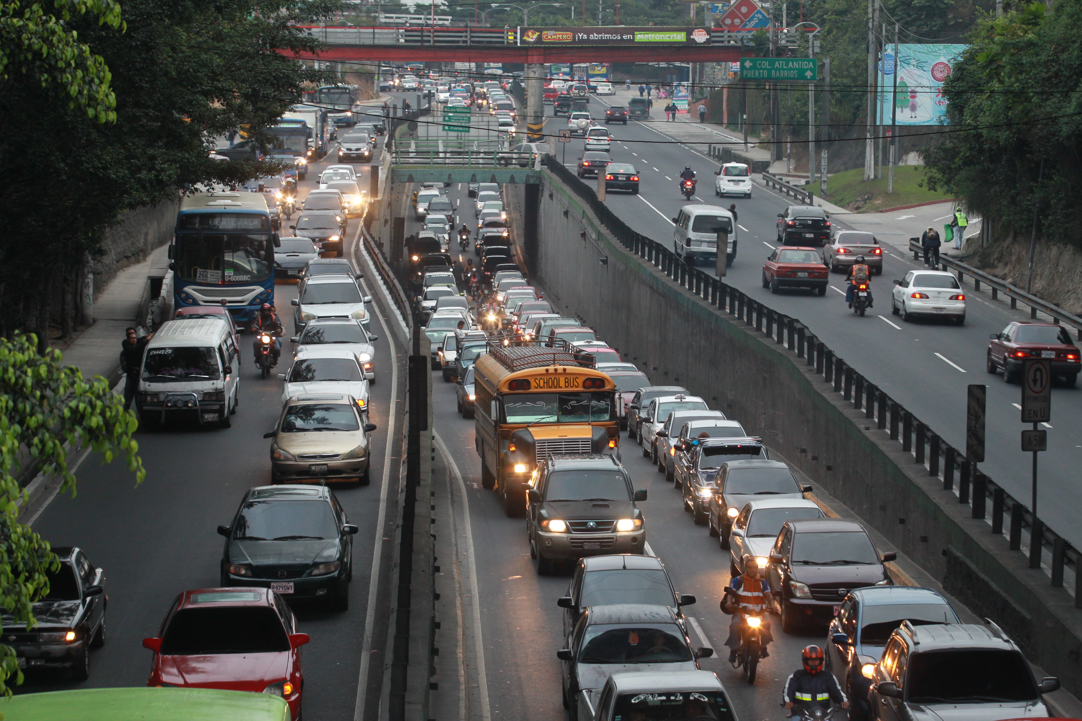 Tránsito vehicular en la Ciudad de Guatemala con alta circulación durante el Ciclo escolar 2026