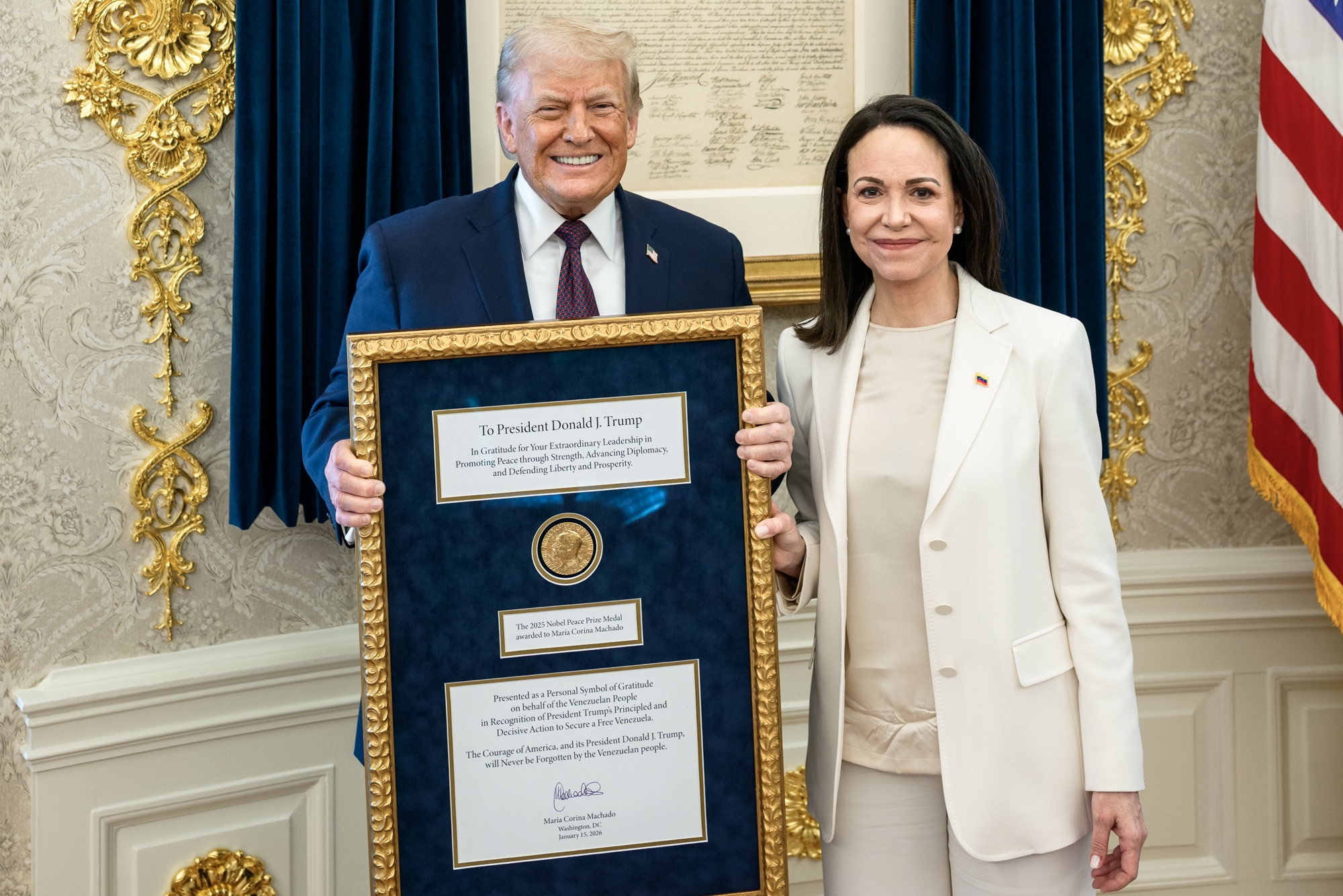 La Casa Blanca compartió la fotografía del momento en que Machado le llevó la medalla del Premio Nobel de la Paz a Trump. (Foto Prensa Libre: Casa Blanca)
