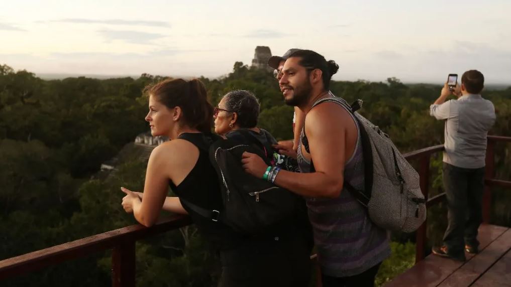 Turismo personas visitando destinos turísticos archivo Shutterstock Estado de Sitio