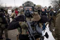 MINNEAPOLIS, MINNESOTA - JANUARY 08: Federal agents confront demonstrators near the Whipple federal building on January 08, 2026 in Minneapolis, Minnesota. Yesterday, a federal agent allegedly fatally shot a woman in her car during an incident in south Minneapolis.   Scott Olson/Getty Images/AFP (Photo by SCOTT OLSON / GETTY IMAGES NORTH AMERICA / Getty Images via AFP)