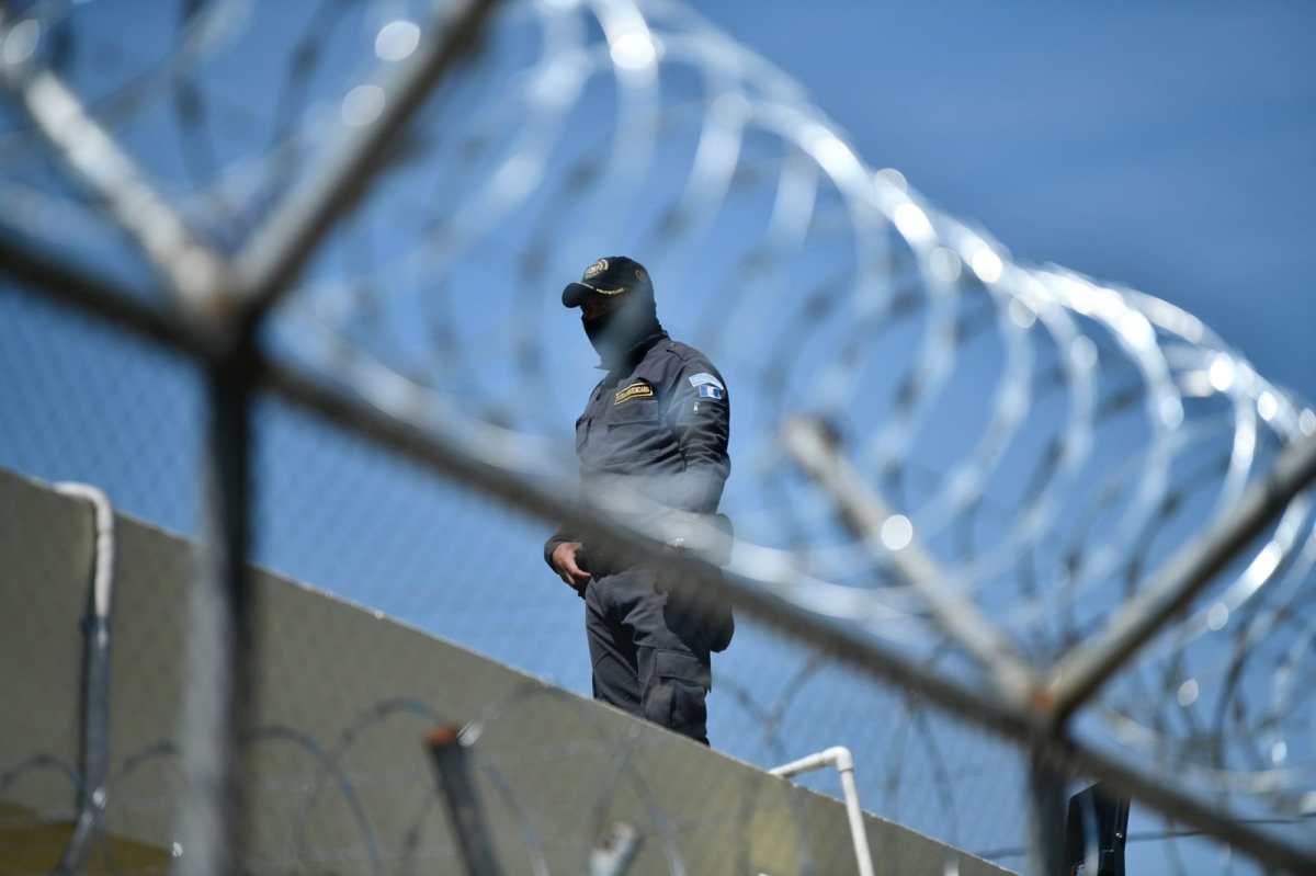 Guardia penitenciario vigila desde una terraza del penal Renovación I durante operativos de control carcelario en Guatemala.