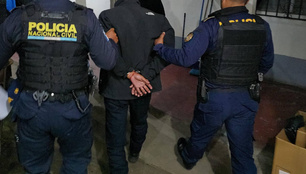 Mujer le reclama a su conviviente por estar ebrio y este la sube a vehículo y la ataca a balazos