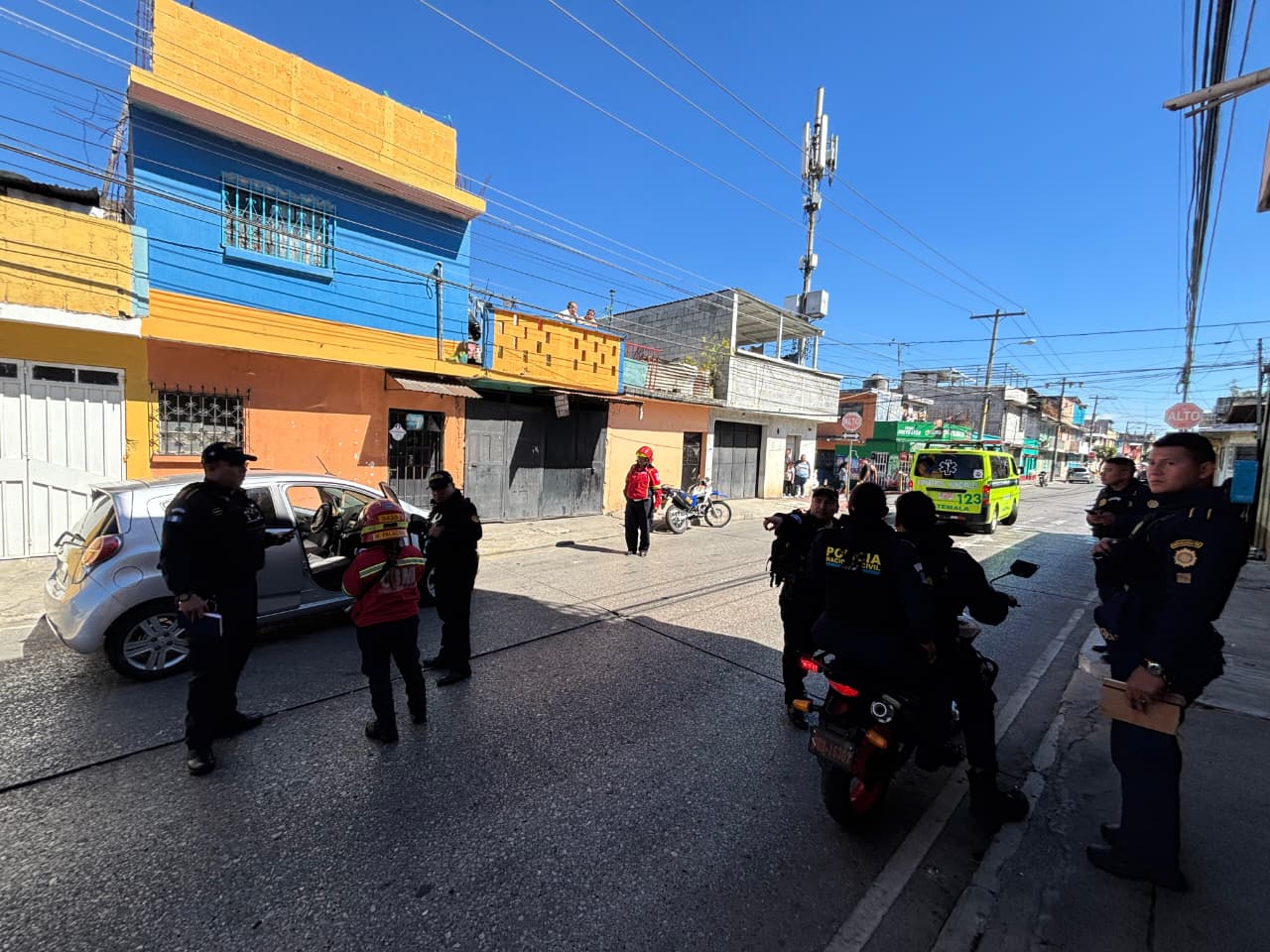 Padre e hijo resultan heridos tras ataque armado por robo de vehículo en la colonia La Florida