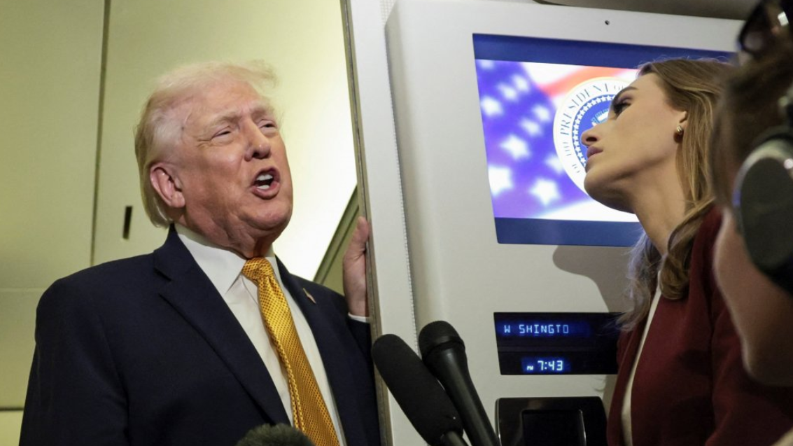 Trump habló con la prensa en el Air Force One después de la detención de Maduro.

Reuters