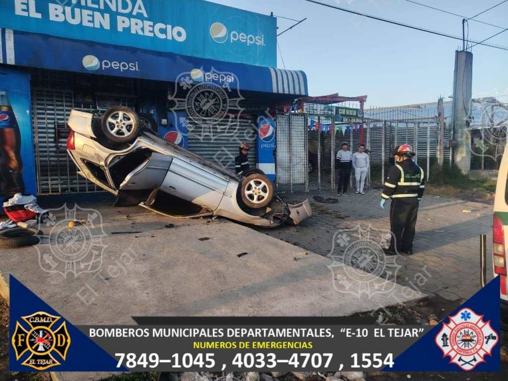 Bomberos atienden a un conductor tras el vuelco de un vehículo en el kilómetro 51.7 de la carretera.