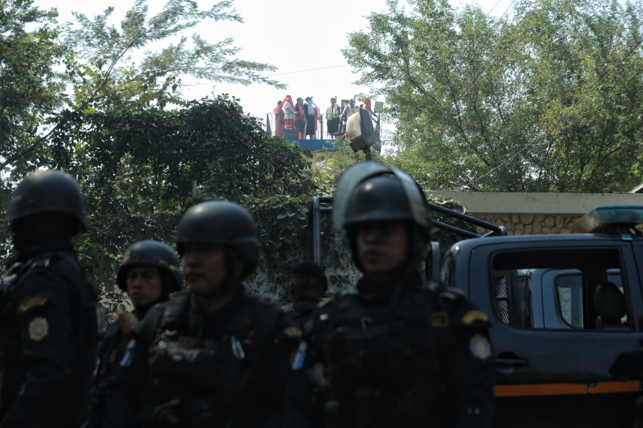 Agentes de la PNC resguardan el perímetro durante un motín en la cárcel Renovación 2. (Foto Prensa Libre: Byron Baiza)