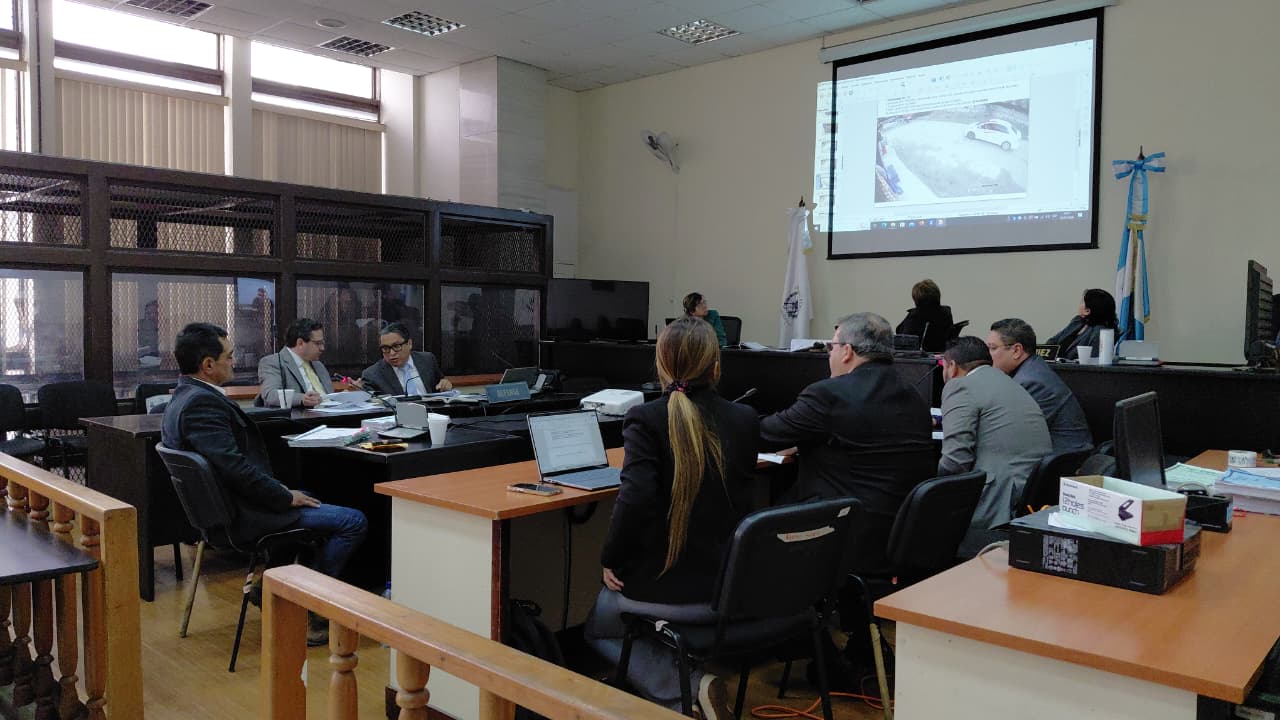 Édgar Cordón declara ante el Tribunal de Mayor Riesgo B durante el juicio por el asesinato de su hija Litzy, ocurrido en el 2020. (Foto Prensa Libre: Elmer Vargas)