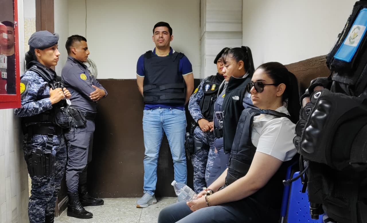 María Fernanda Bonilla Archila y José Luis Marroquín Ovalle, antes de ingresar a la audiencia de ofrecimiento de pruebas en el Juzgado de Mayor Riesgo “C”, el 5 de enero. (Foto Prensa Libre: Moisés Xec)