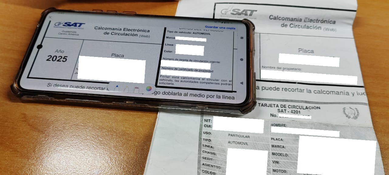 La calcomanía y la tarjeta de circulación pueden presentarse en formato físico o digital, pero su descarga depende del año fiscal vigente en el sistema de la SAT. (Foto, Prensa Libre: Glenda Burrión)
