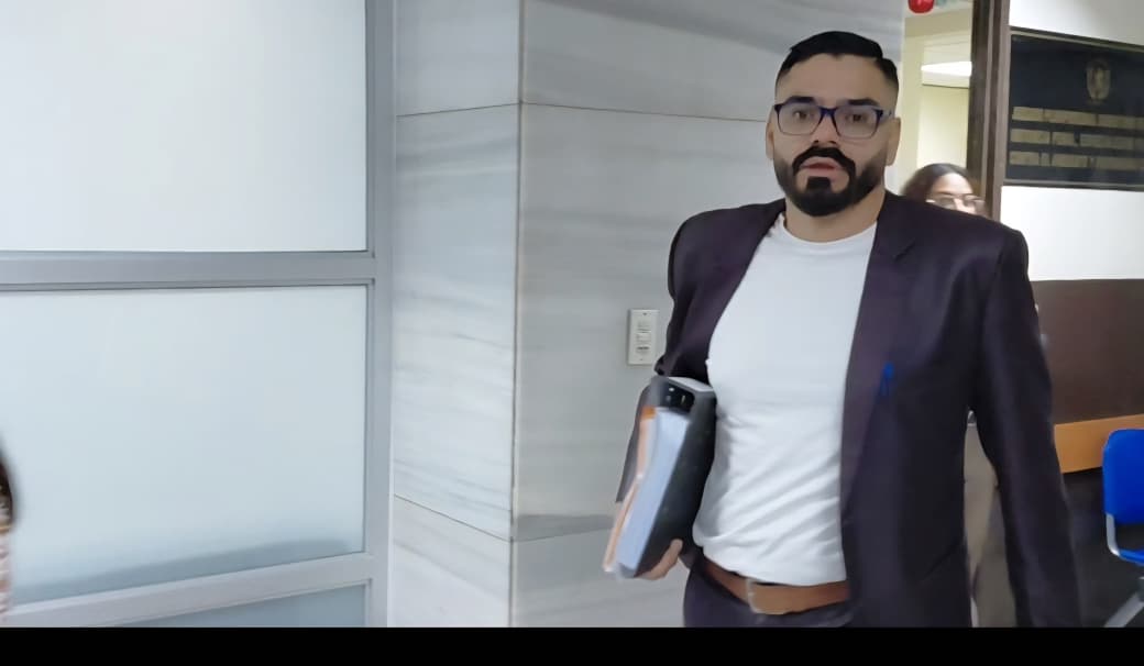 Gerardo Hernández, exviceministro de Hospitales, a su salida del juzgado donde fue beneficiado con falta de mérito en el caso B410. (Foto Prensa Libre: Moisés Xec)