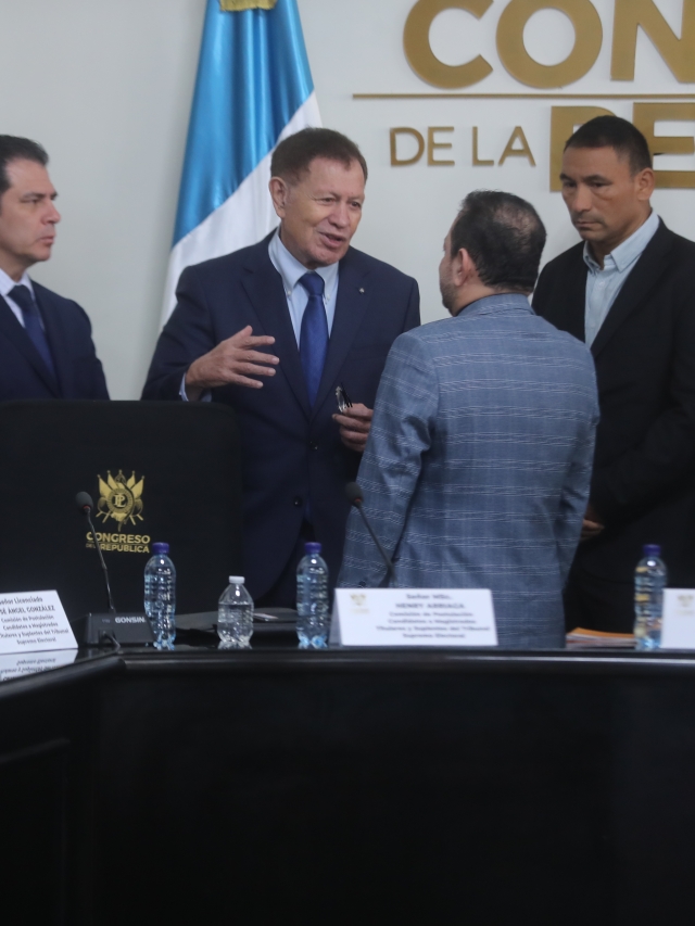 Oficialismo negocian 107 votos para elegir magistrados del TSE