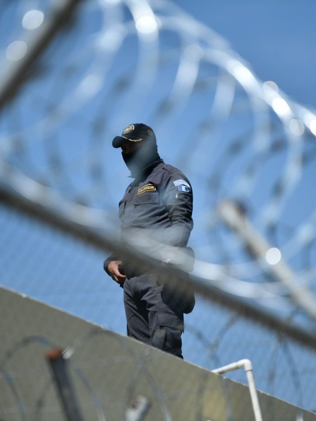 Guardia penitenciario vigila desde una terraza del penal Renovación I durante operativos de control carcelario en Guatemala.