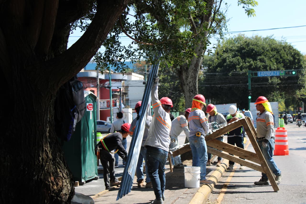 Trabajadores instalan señalización en la 12 calle y avenida Montúfar, zona 9, por las obras del Aerómetro. (Foto Prensa Libre: José Sánchez)