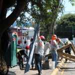 Trabajadores instalan señalización en la 12 calle y avenida Montúfar, zona 9, por las obras del Aerómetro. (Foto Prensa Libre: José Sánchez)
