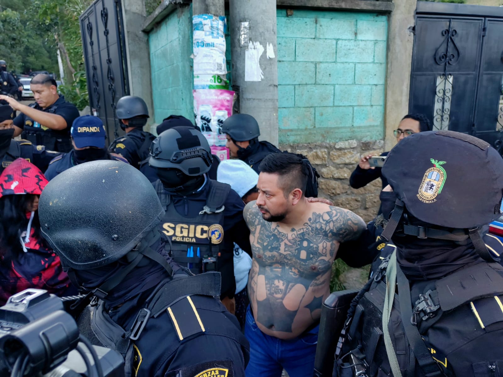 Ever Jhonatan Sinay Dionisio, alias Cartoon, es trasladado por agentes tras ser recapturado, luego de la fuga masiva en Fraijanes 2. (Foto Prensa Libre: PNC)