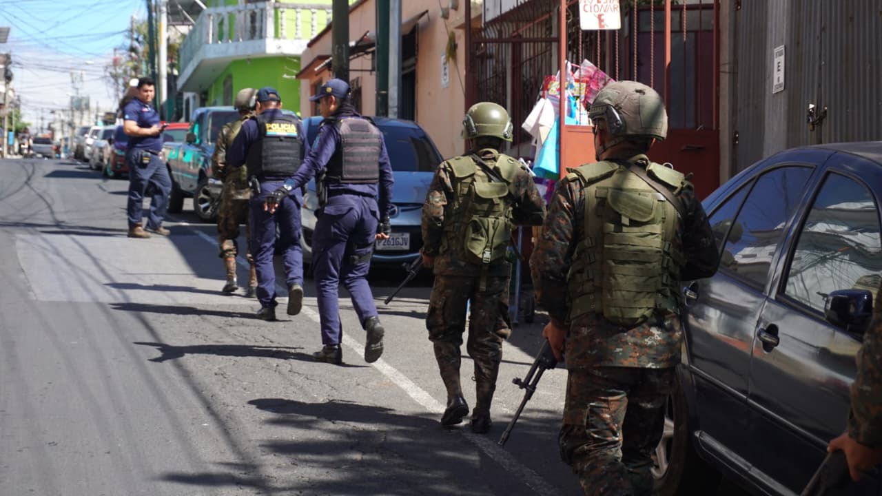 Soldados del Ejército y agentes de la PNC patrullan la colonia Guajitos, zona 21, como parte de los operativos conjuntos tras la declaratoria del estado de sitio. (Foto Prensa Libre: José Sánchez)