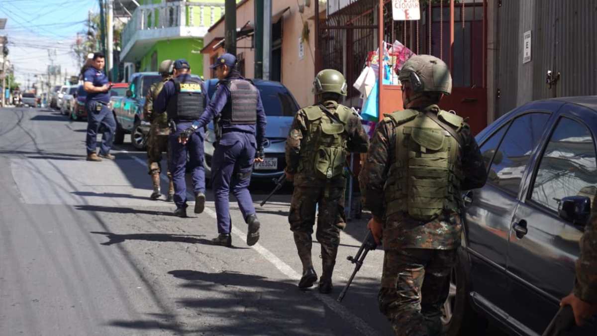 Soldados del Ejército y agentes de la PNC patrullan la colonia Guajitos, zona 21, como parte de los operativos conjuntos tras la declaratoria del estado de sitio. (Foto Prensa Libre: José Sánchez)