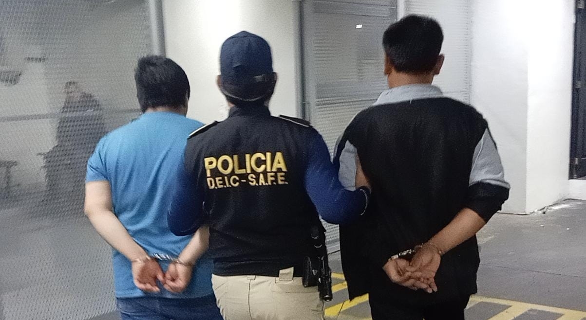 Agentes de la SAFE-DEIC trasladan a dos de cuatro guatemaltecos deportados de EE. UU. con órdenes de captura vigentes. (Foto Prensa Libre: PNC)