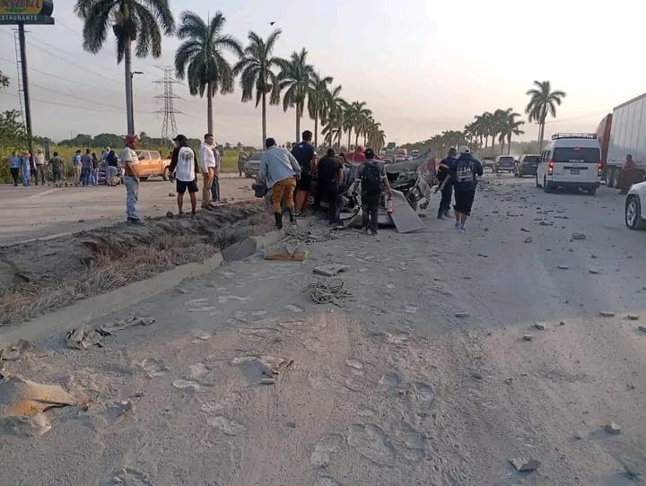 Autoridades trabajan en el kilómetro 53 de la autopista Palín-Escuintla, donde un camión sin frenos embistió varios vehículos y causó la muerte de dos personas. (Foto Prensa Libre: Cortesía)