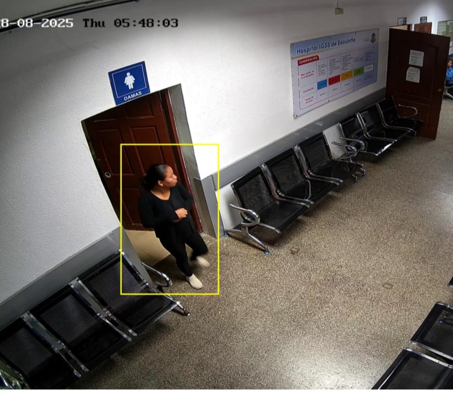 Evelyn Resenai Juárez Pérez aparece en un fotograma captado por cámaras del IGSS de Escuintla, el cual fue sometido a análisis videoforense por el Ministerio Público.