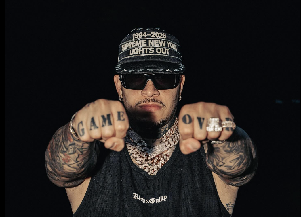 El reguetonero cubano Abel Díaz Rodríguez, conocido en el ámbito artístico como El Chulo, durante una presentación. (Tomada de la página de Facebook El Chulo)