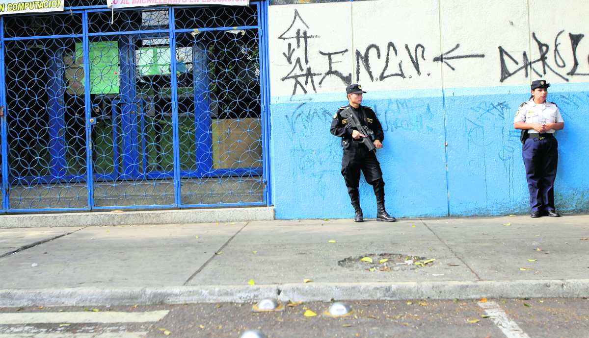 Agentes de la Policia nacional Civil quines están asignados al plan Escuelas Seguras  mantienen presencia frente a la Escuela Nacional de Ciencias Comerciales, el Instituto Nacional Central para Varones y el Instituto Normal para Señoritas Centroamérica (Inca), luego del ataque armado  en contra de las Hermanas Oscal Perez  donde fallecio un de ellas Fotografía Erick Avila