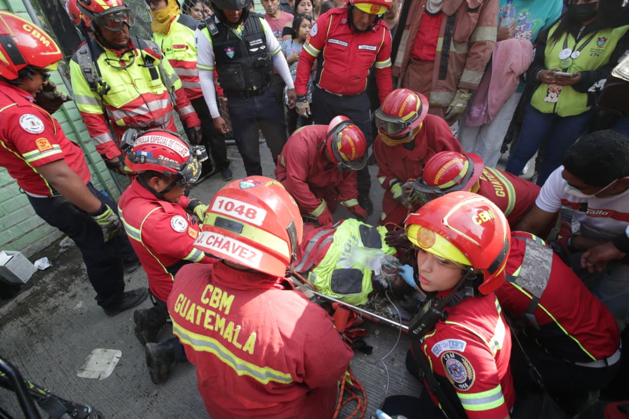 Socorristas rescatan a una bombera municipal que cayó a un barranco mientras combatía un incendio en la colonia El Granizo 2, zona 7 de la capital. (Foto Prensa Libre: María Reneé Barrientos)