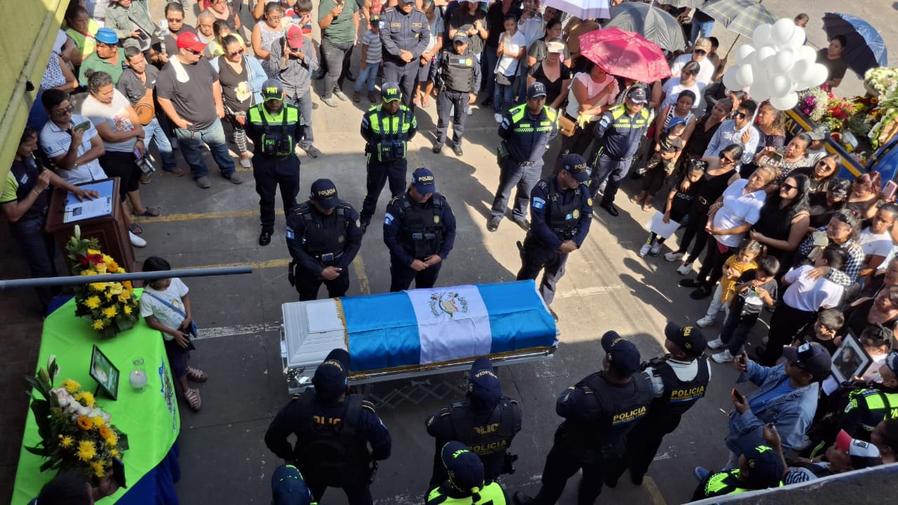 Familiares, agentes de la PNC y vecinos de San Felipe, Retalhuleu, despiden con honores al agente Fernando Batres Ordóñez, asesinado en cumplimiento del deber. (Foto Prensa Libre: PNC)