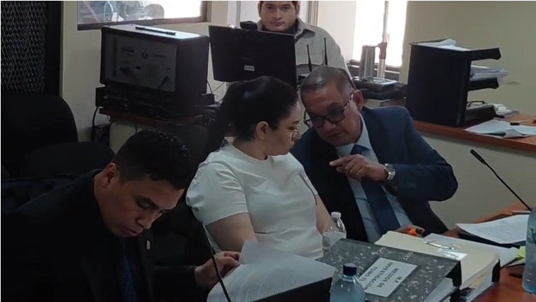Fernanda Bonilla conversa con su abogado defensor, Saúl Zenteno, durante la audiencia de ofrecimiento de prueba que se desarrolla el 5 de enero de 2026. (Foto, Prensa Libre: Elmer Vargas)