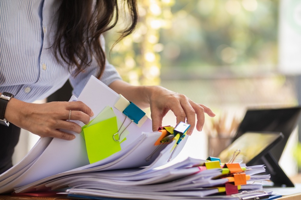 El aumento del salario mínimo en 2026 obliga a más empleadores a retener el ISR a sus trabajadores, una obligación que la SAT recuerda debe cumplirse cuando el ingreso supera el monto exento. (Foto, Prensa Libre: ShutterStock)