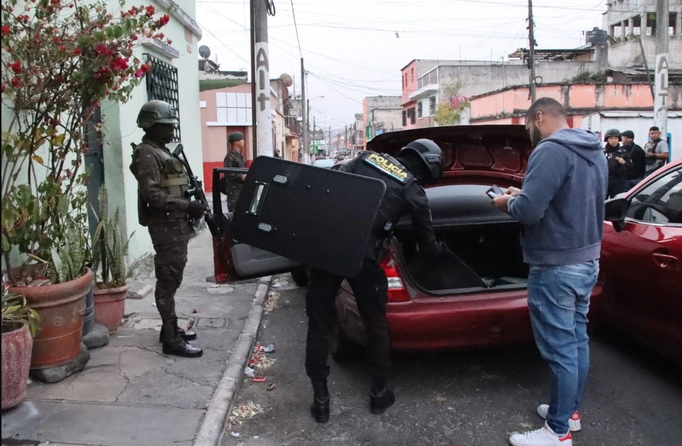Agentes de la Policía Nacional Civil y del Ejército de Guatemala realizan un retén combinado como parte del estado de sitio. En los primeros días de operativos se recuperaron 205 motocicletas y 73 vehículos con reporte de robo. (Foto, Prensa Libre: cortesía PNC)