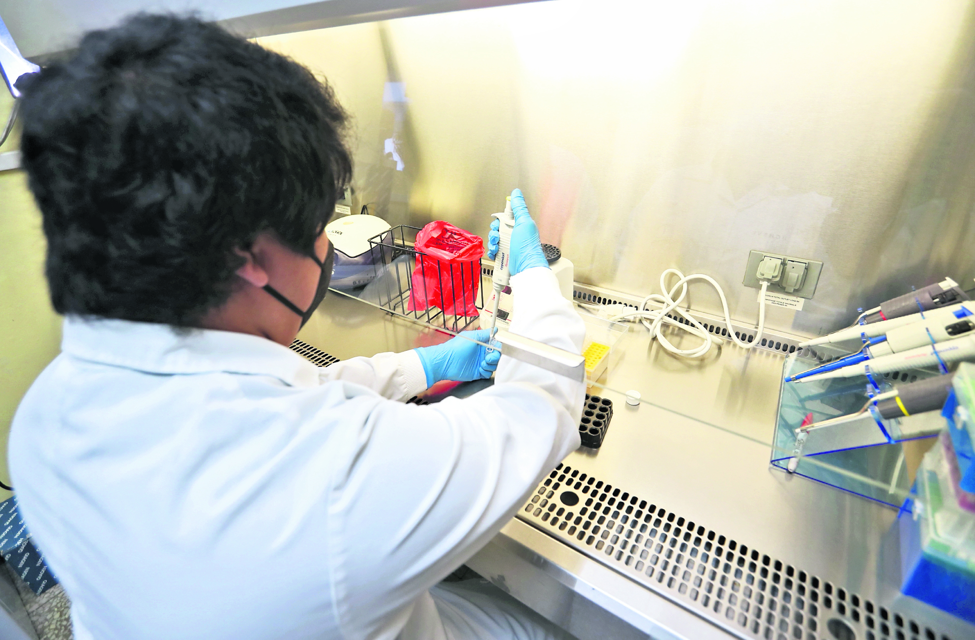 LABORATORIO NACIONAL DE SALUD. Con más de 90 años de servicio, el Laboratorio Nacional de Salud, es el ente encargado de buscar y garantizar la salud y el bienestar de todos los guatemaltecos. Monitorea enfermedades, aguas, productos alimenticios y farmacéuticos. En la imagen, visita guiada en las instalaciones del Laboratorio Nacional de Salud en sus diferentes unidades de servicio.Juan Diego González.  110322