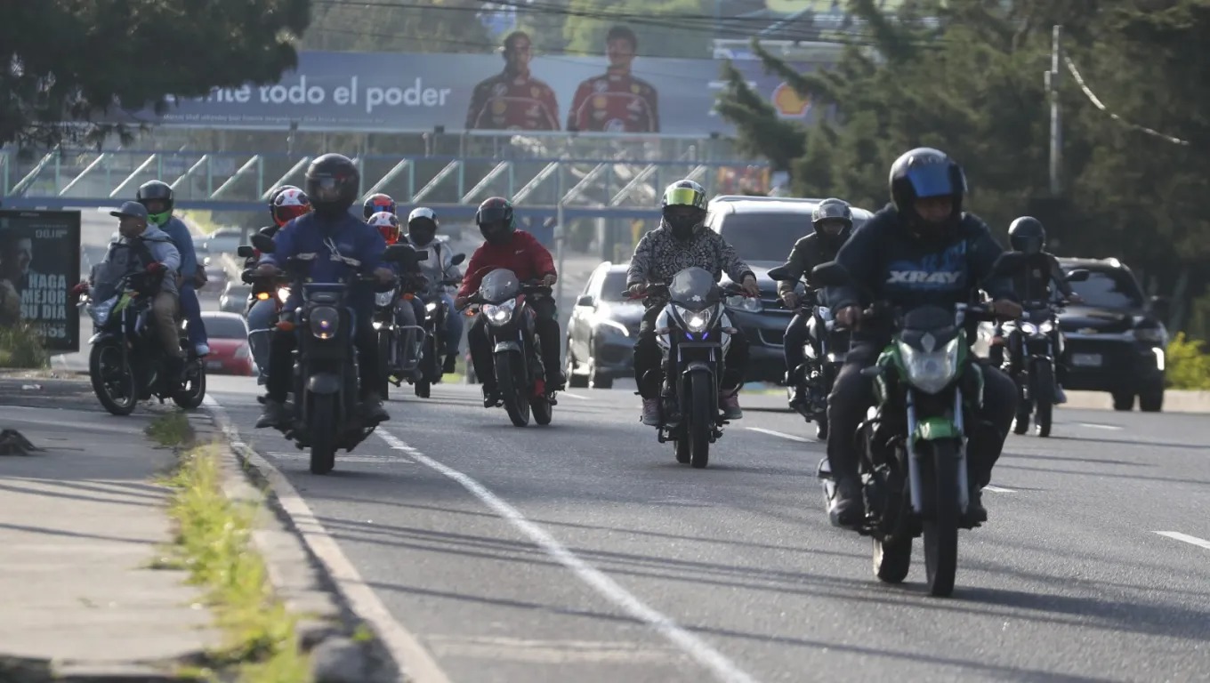 Motoristas circulan en la ciudad de Guatemala, en un contexto de robos de motocicletas reportados en 2025.