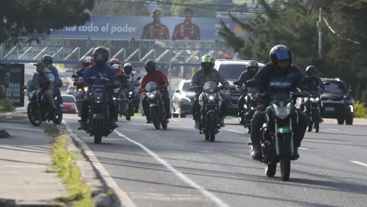 Motoristas circulan en la ciudad de Guatemala, en un contexto de robos de motocicletas reportados en 2025.