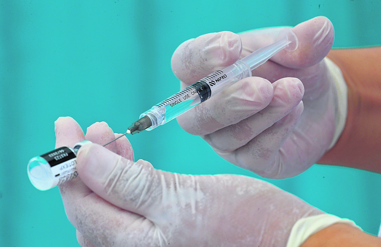 Centro de vacunación. Poca afluencia de personas acuden aplicarse la vacuna contra el Covid-19. En el puesto de vacunación ubicado en la sexta avenida de la zona 1, frente a la iglesia San Francisco están aplicando AstraZeneca y Pfizer. Fotografía: Roberto López          Fecha: 07/04/2022