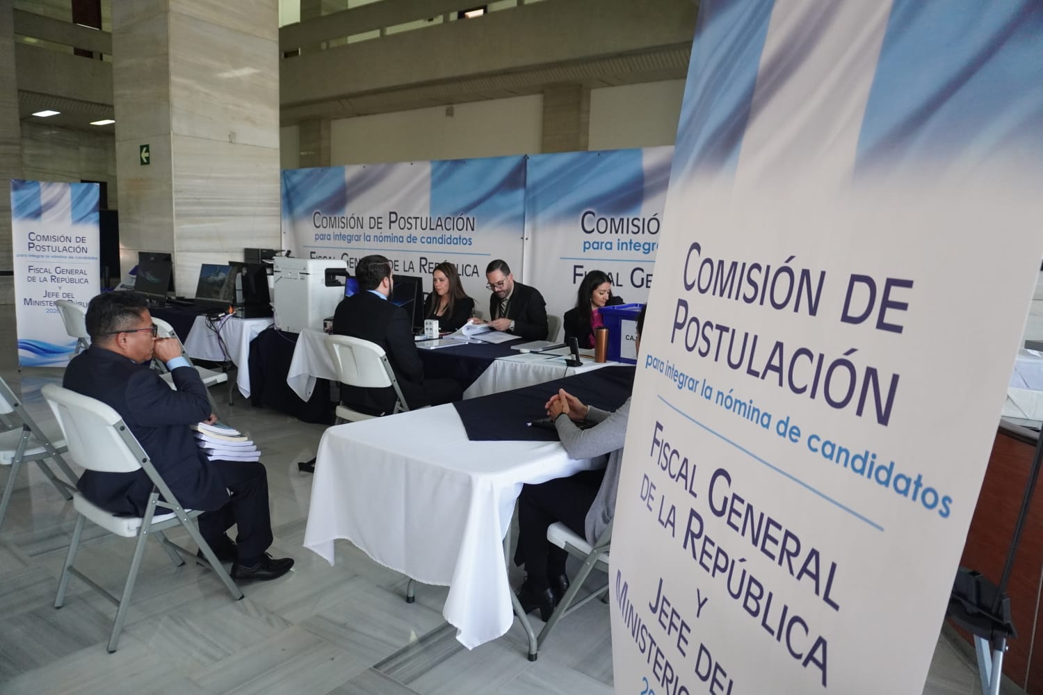 Integrantes de la Comisión de Postulación reciben expedientes de aspirantes a fiscal general, en el cuarto día de convocatoria. (Foto Prensa Libre: Juan Diego González)