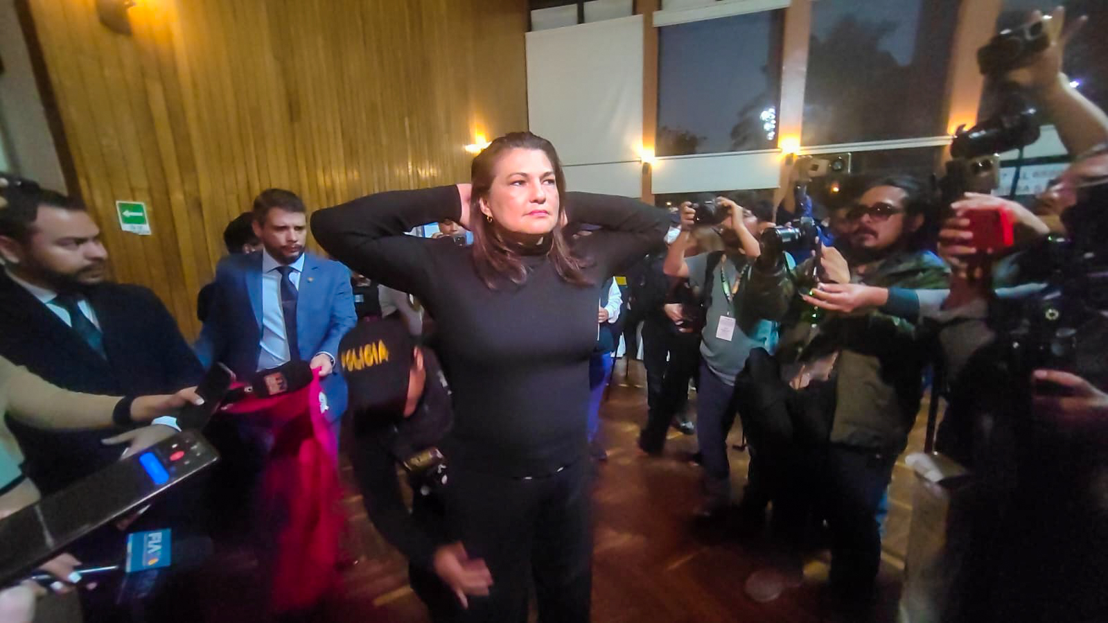 Patricia Gámez, presidenta de la Junta Directiva del Colegio de Abogados y Notarios de Guatemala (CANG) y secretaría de la comisión de postulación del Ministerio Público, recibió indicaciones sobre una orden de secuestro de sus teléfonoes celulares. Ante esto, Gámez accedió a ser revisada y antes del procedimiento se quitó el saco y levantó las manos para que una agente de la PNC procediera con la revisión. (Foto Prensa Libre: Douglas Cuevas)