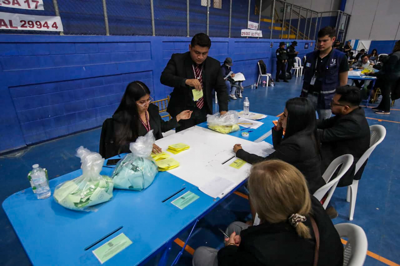 Encargados de mesa por parte del CANG realizan el conteo de votos en el parque Érick Barrondo. (Foto Prensa Libre: Maria Rene Barrientos)