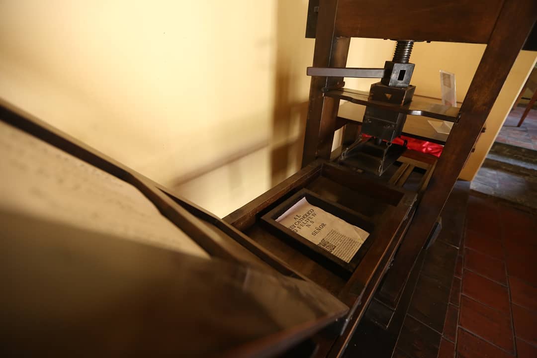 El Museo del Libro Antiguo resguarda ediciones coloniales, primeras imprentas y manuscritos históricos que forman parte del patrimonio documental de Guatemala. (Foto Prensa Libre: Tomada de la página de Facebook Museo Del Libro Antiguo)